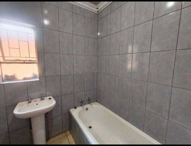 3 BEDROOM HOUSE FOR SALE IN VANDERBIJLPARK CE 5